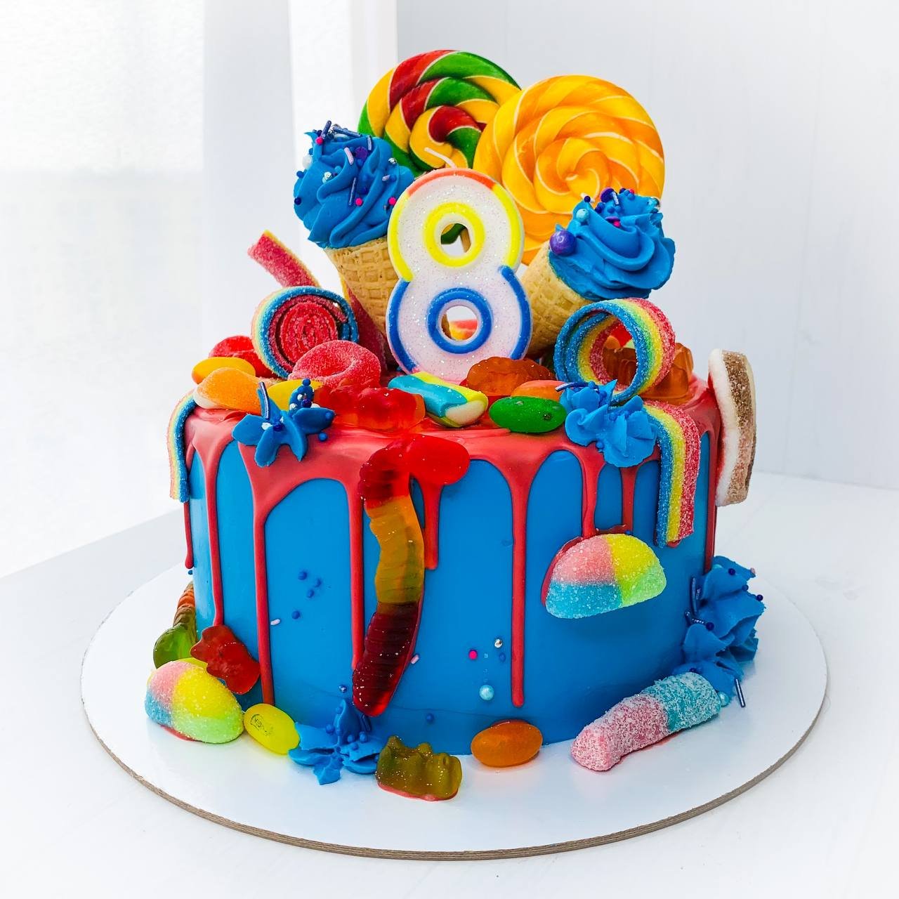 Торт мальчику классический. Красивые торты для мальчиков. Яркий торт. Торт на день рождения мальчику. Яркий торт для мальчика.