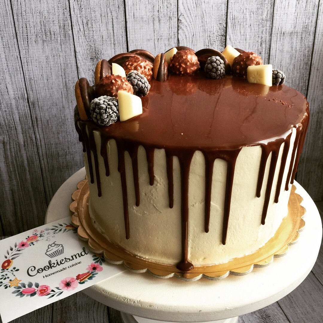 Белый торт с шоколадным декором
