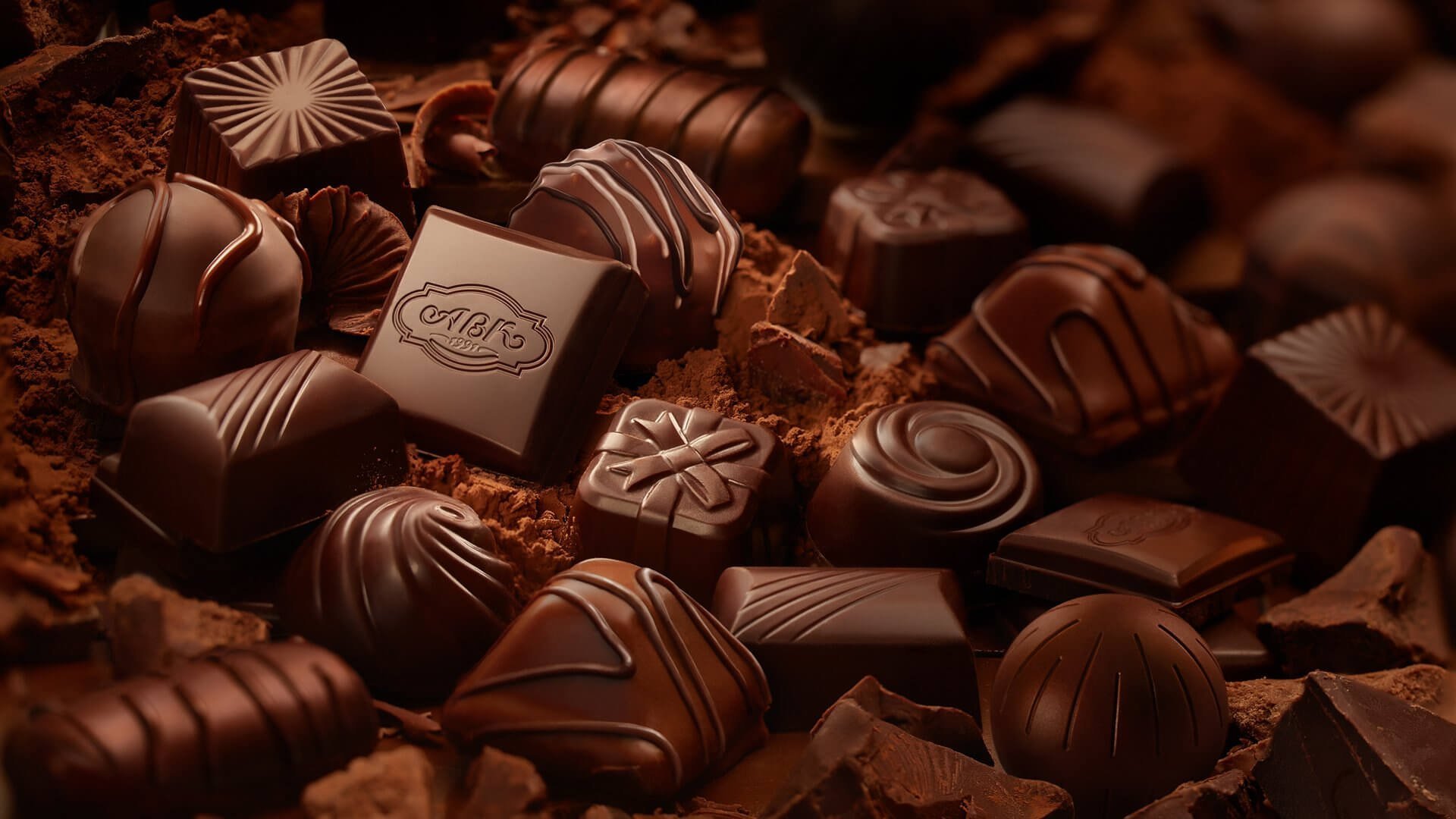 Выбрать конфеты шоколадные. Много шоколада. Много шоколадных конфет. Гора шоколадных конфет. Конфеты фон.