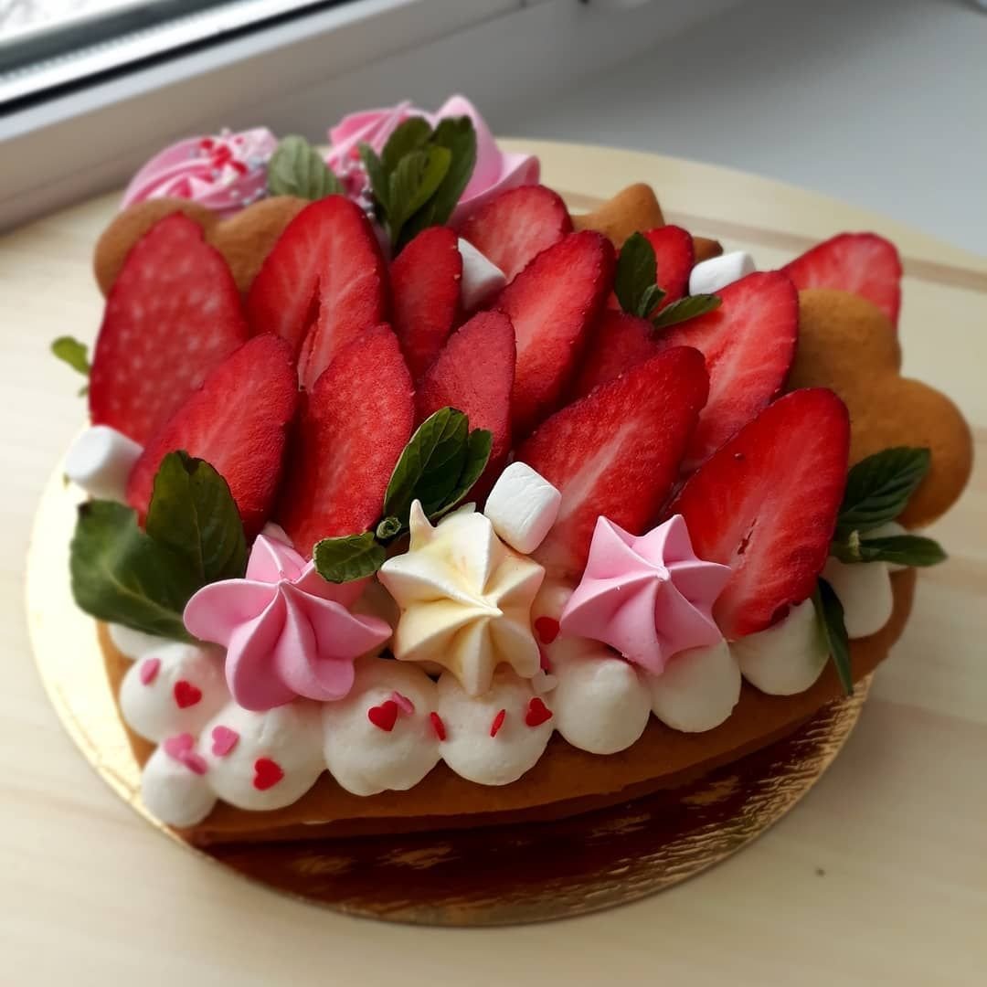 Торт сердце с клубникой