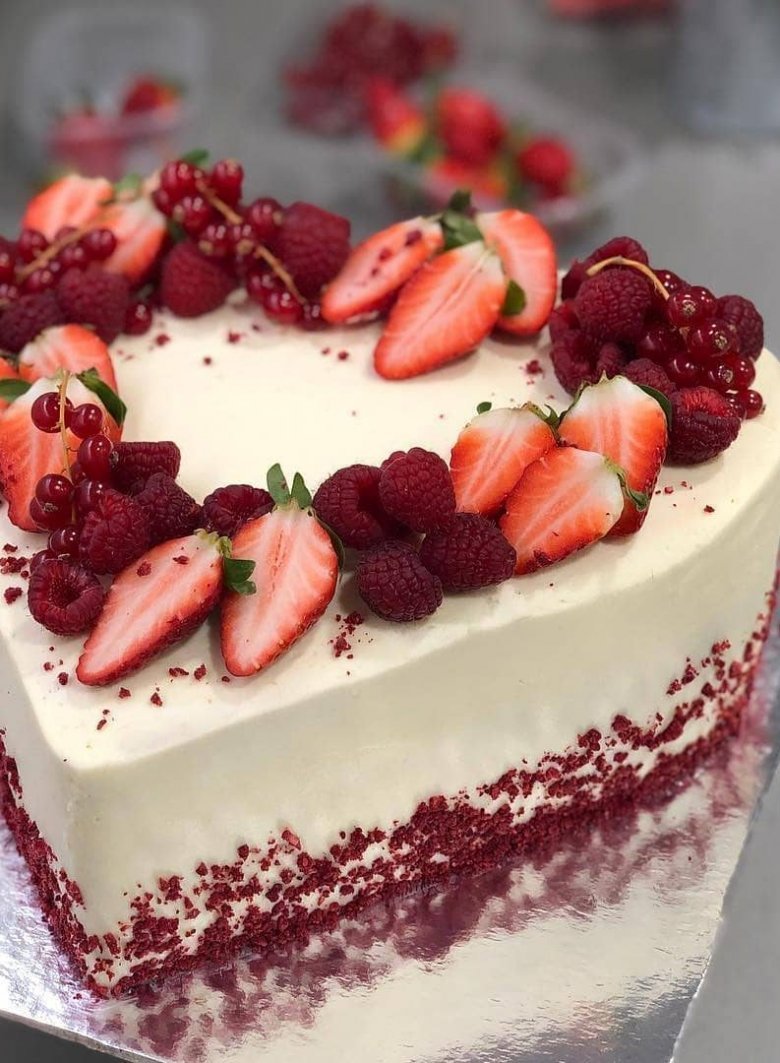 Торт сердце с клубникой