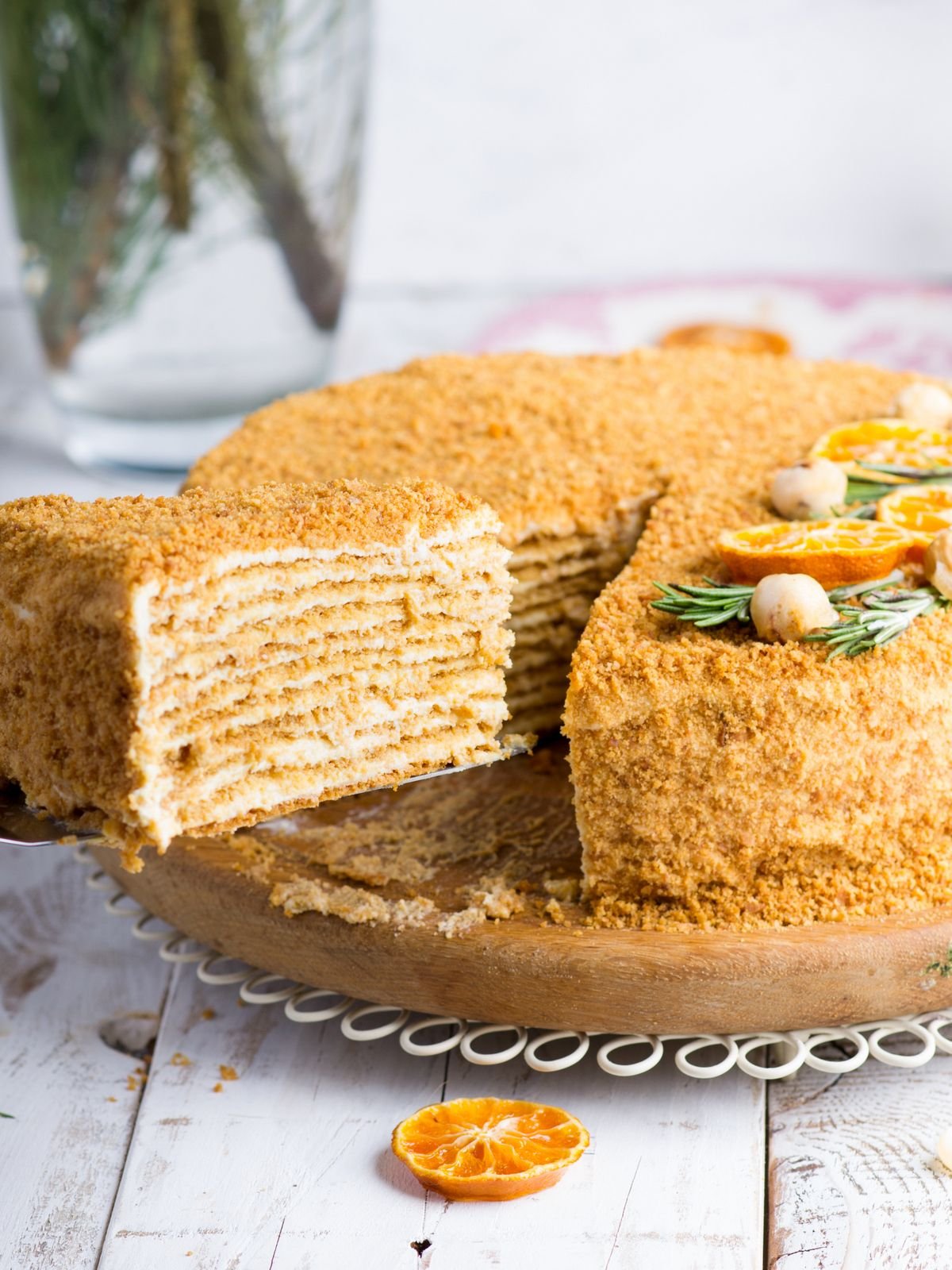Торт медовик с черносливом и грецкими