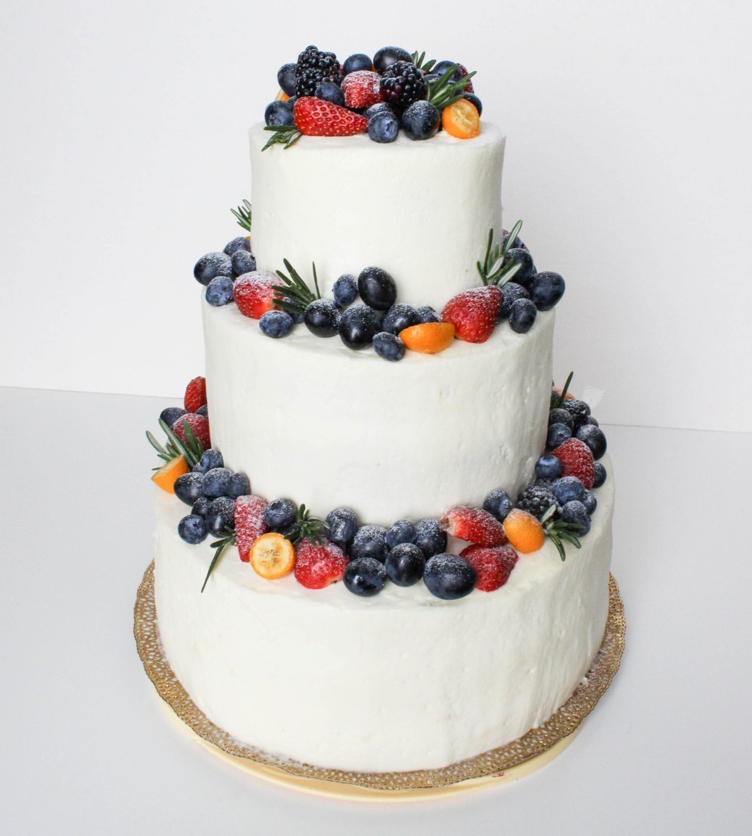 Свадебный торт украшенный ягодами