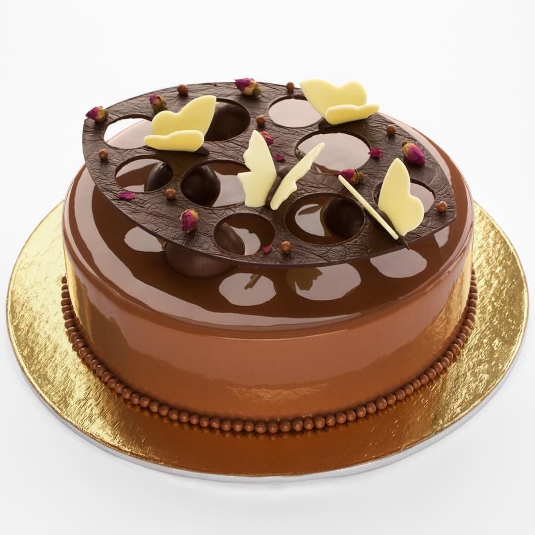Шоколадный тарт. Шоколадный торт изысканный декор. Торт гляссаж с ромашками. Шоколадный тарт украшенный машиной. Тарты с Брауни и карамельным гляссажем.