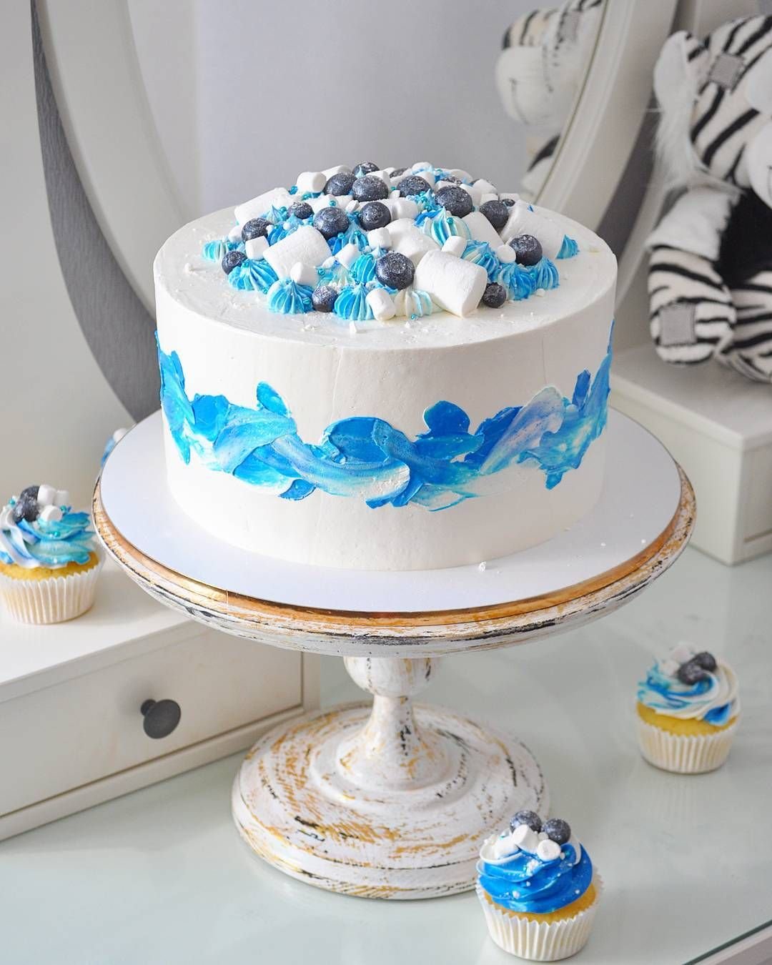 Белый торт мальчику. Голубой торт. Декор торта в синих тонах. Декор торта голубой. Торт бело голубой.