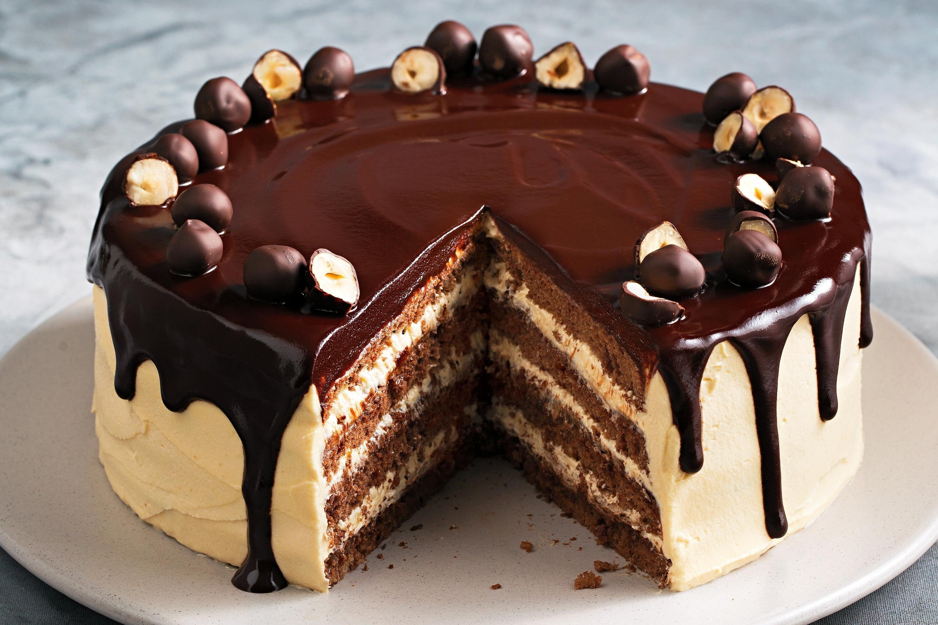 Торт шоко шок. Шоколадный торт. Красивый шоколадный торт. Торт с шоколадной глазурью. Красивые тортики шоколадные.