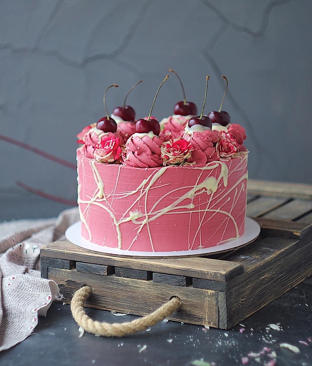 Торт с клубникой