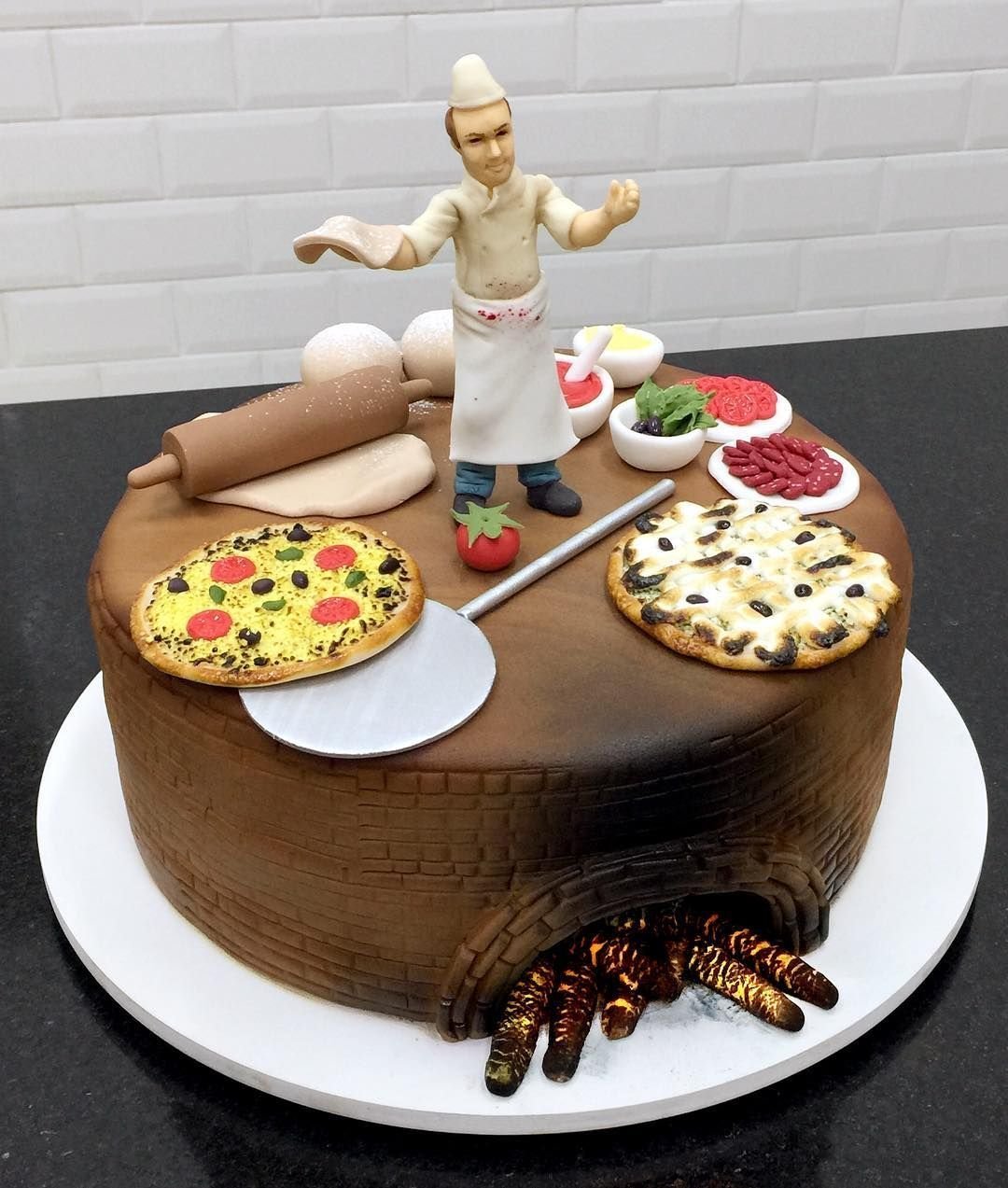Человек с тортом