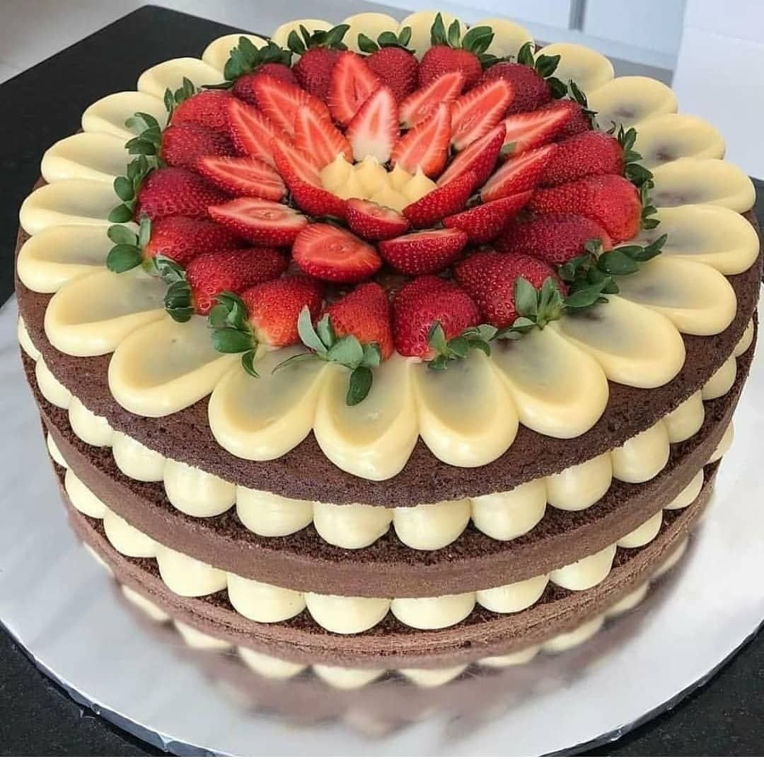 Красивое украшение торта фруктами