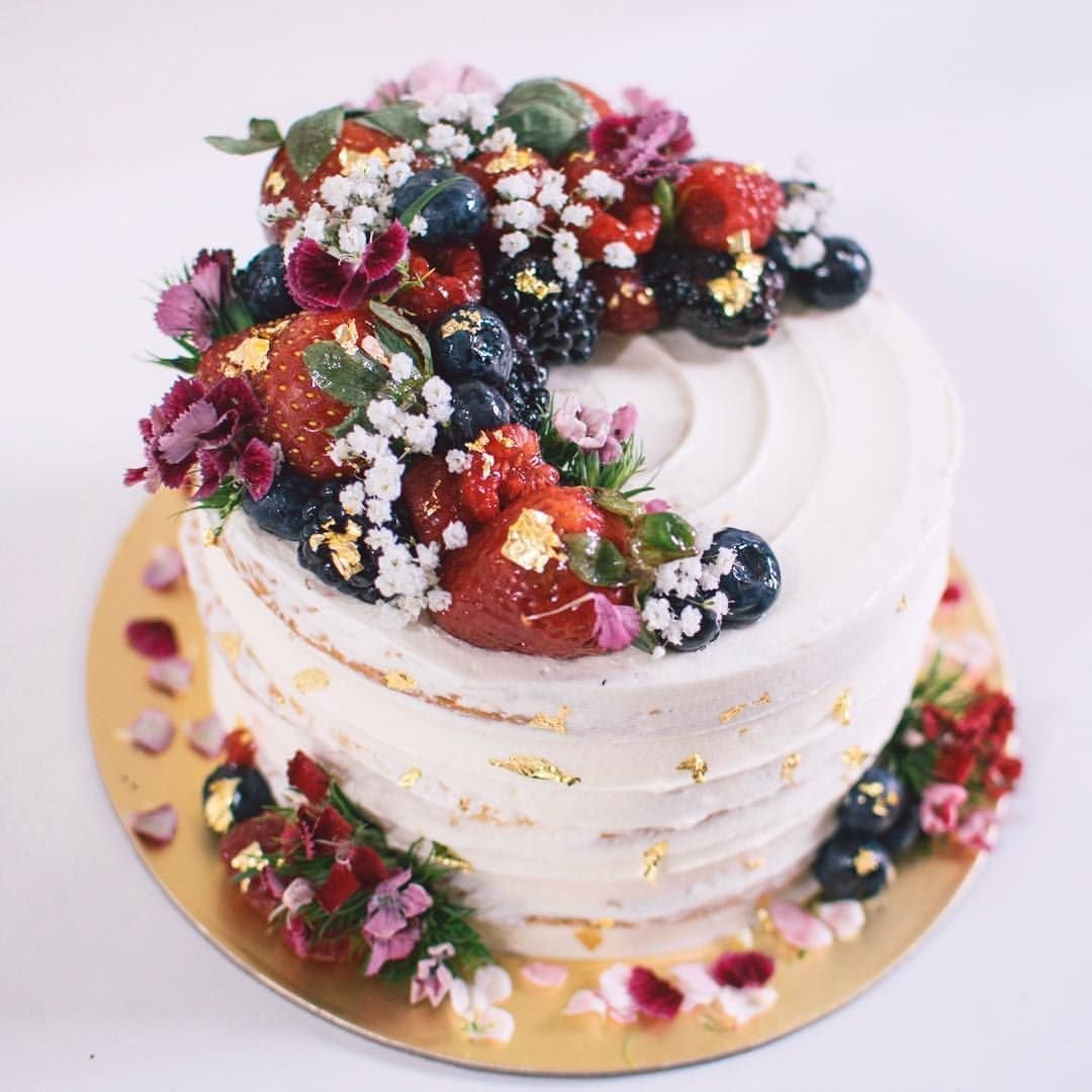 Украсить торт живыми. Украшение торта ягодами и цветами. Торт с цветами и ягодами. Украшение торта живыми цветами и ягодами. Торт с живыми цветами и ягодами.