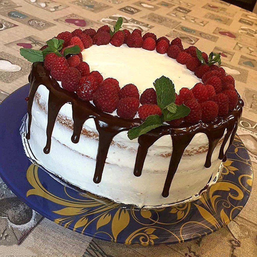 Торт украшенный клубникой и черешней