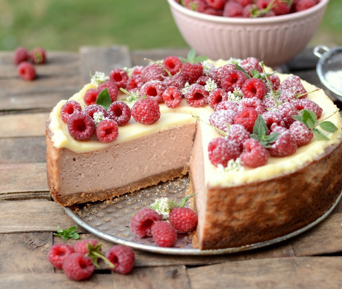 Торт с малиной и ежевикой