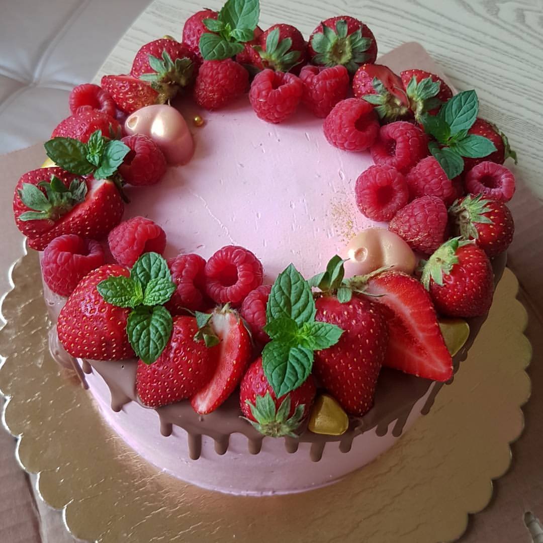 Торт с клубникой