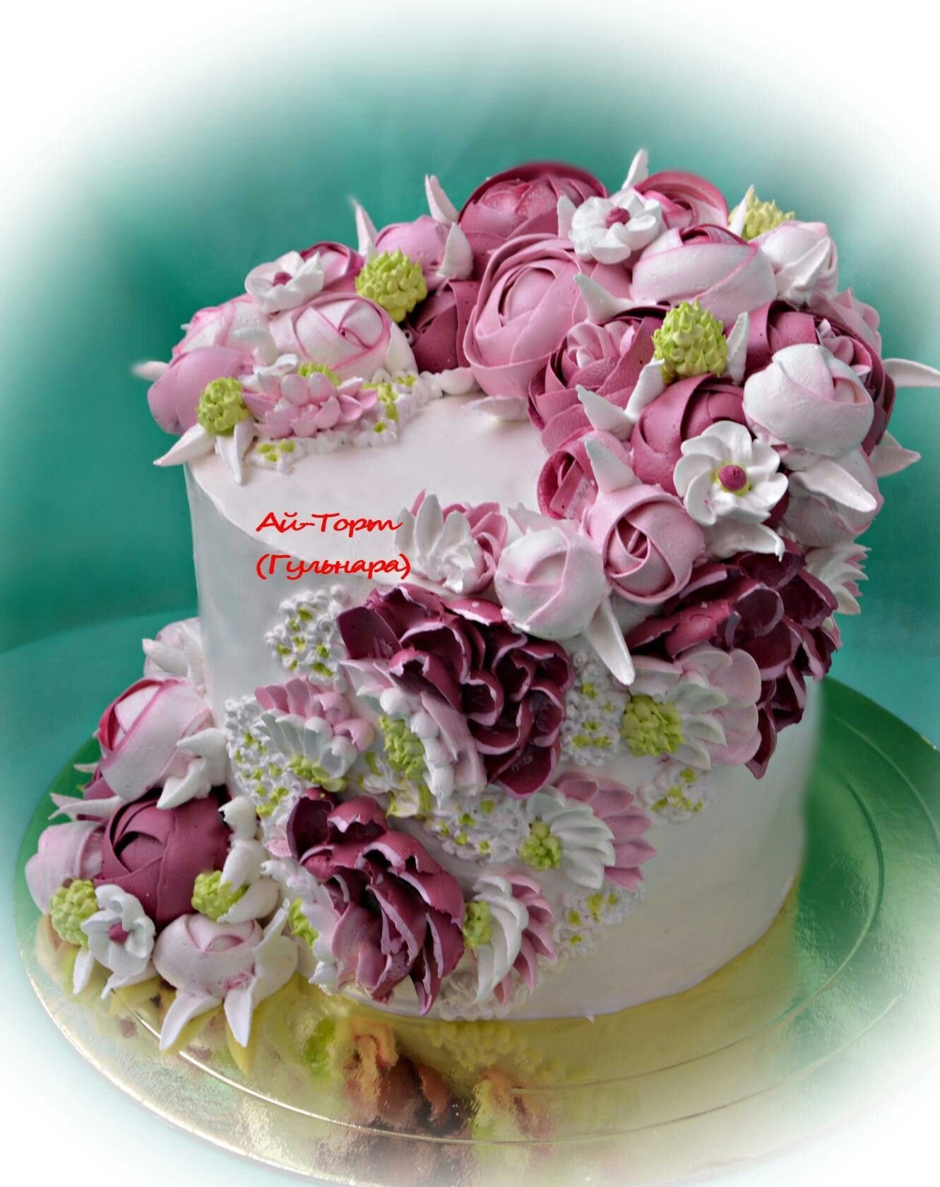 Торт маме на 55. Торт с цветами. Торт для женщины. Торт с кремовыми цветами. Торт на юбилей.
