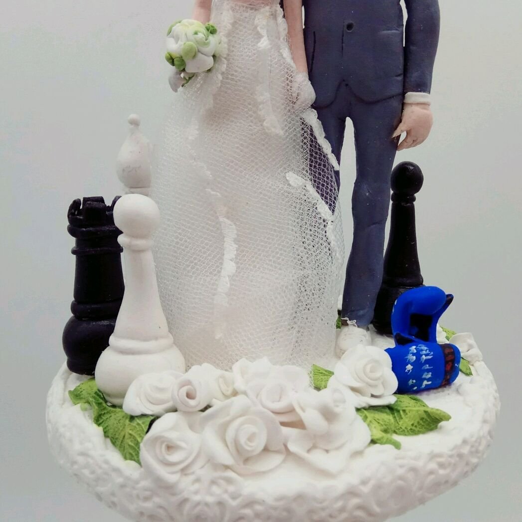Жених невеста на торт. Свадебные фигурки. Свадебные фигурки жениха и невесты. Торт жених и невеста. Фигурки на свадебный торт.