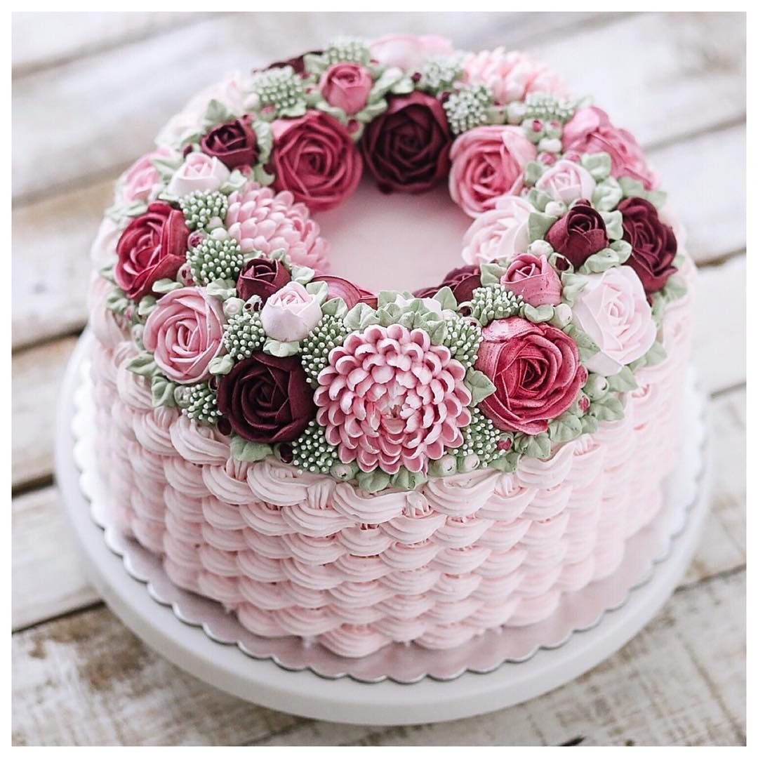 Фото кремовых тортов. Торт с цветами. Красивые кремовые торты. Украшение торта розочками. Торт с кремовыми цветами.