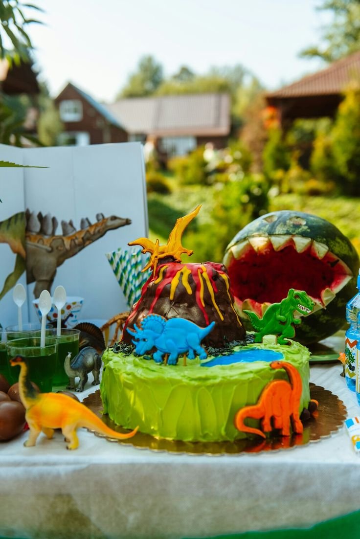 Торт вулкан с динозаврами