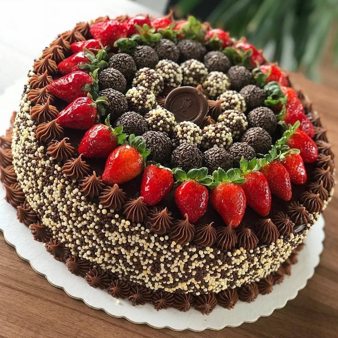 Торт с красным декором