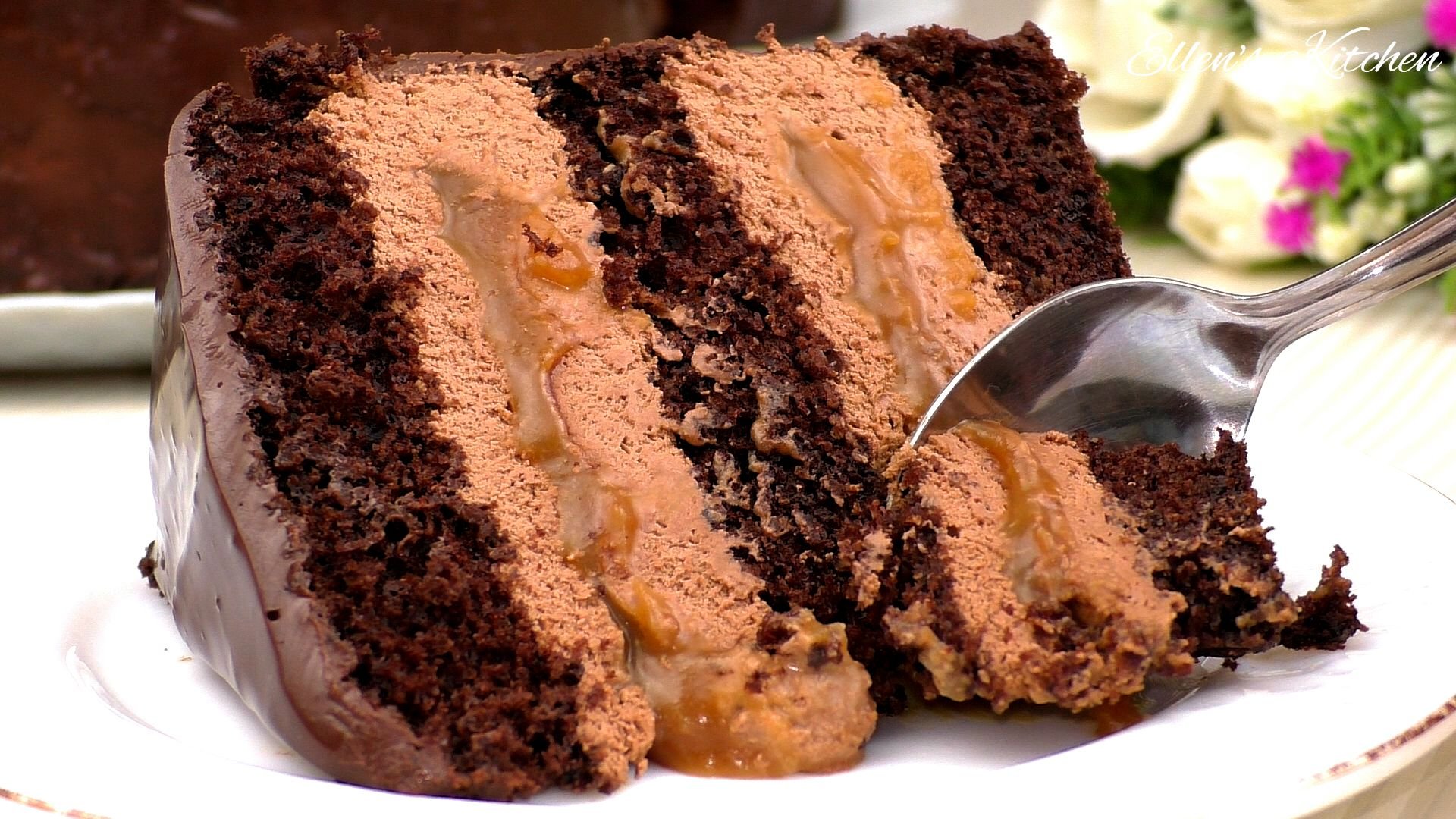 Вкусный торт тает во рту. Торт Марс в разрезе. Тортик был очень вкусный. Шоколадный торт Марс. Марс начинка для торта.