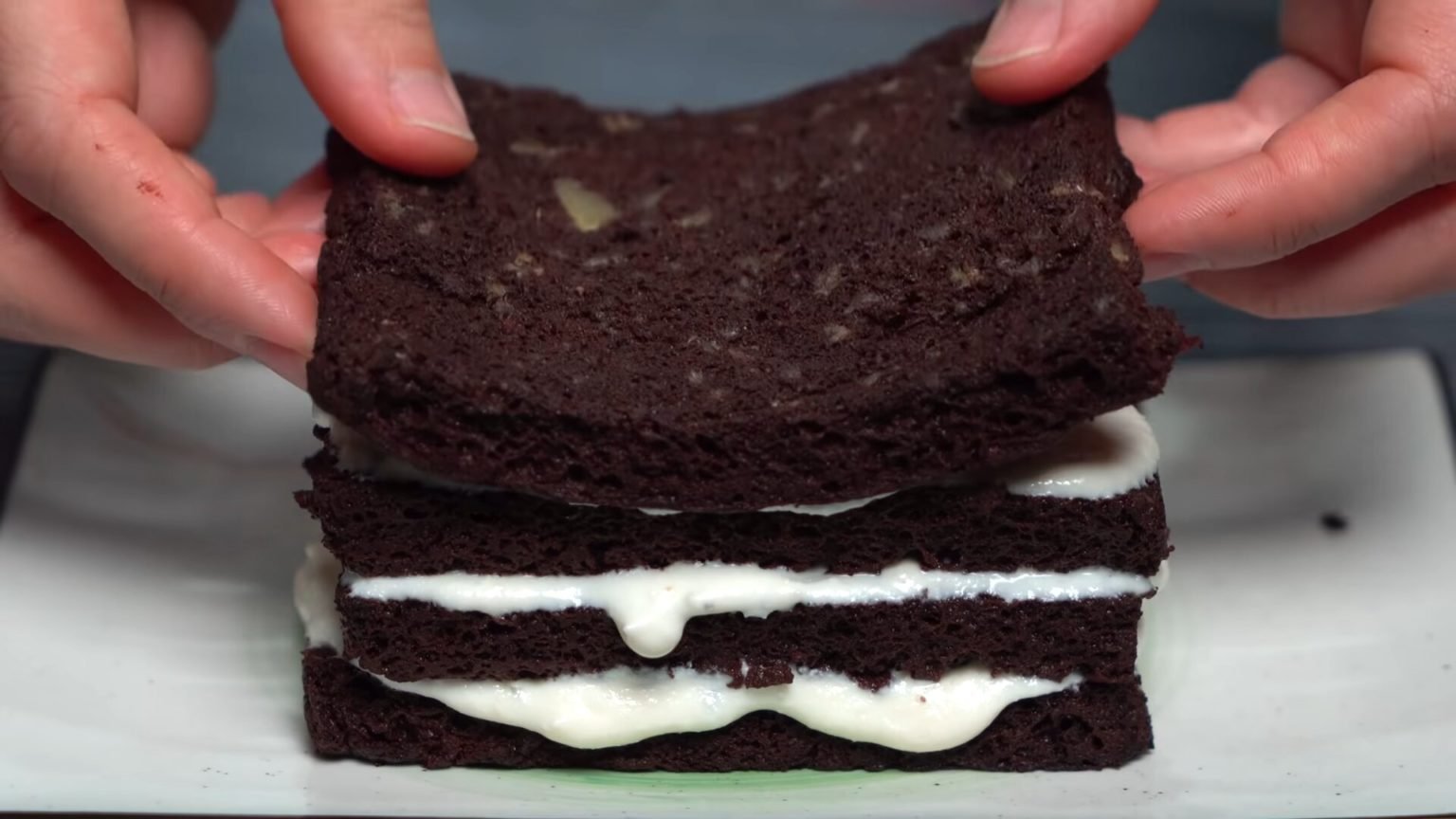 Торт за 10 минут. Шоколадное тортик в микроволновке. Таторт в микроволновке. Торт в микроволновке с какао. Мини тортик в микроволновке с какао.