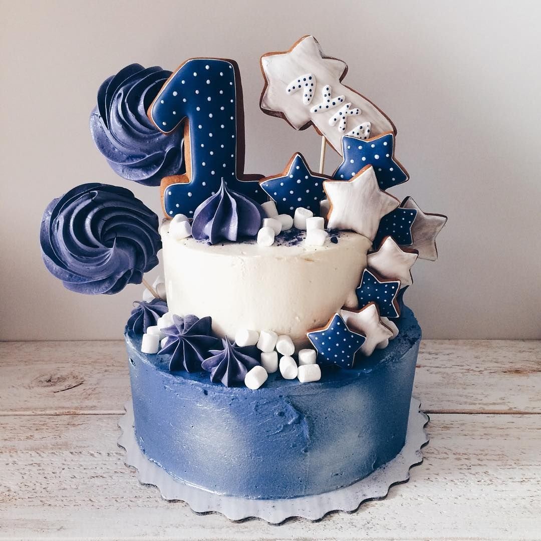 Белый торт мальчику. Синий торт для мальчика. Торт с пряниками для мальчика. Пряники для украшения торта. Голубой торт для мальчика.