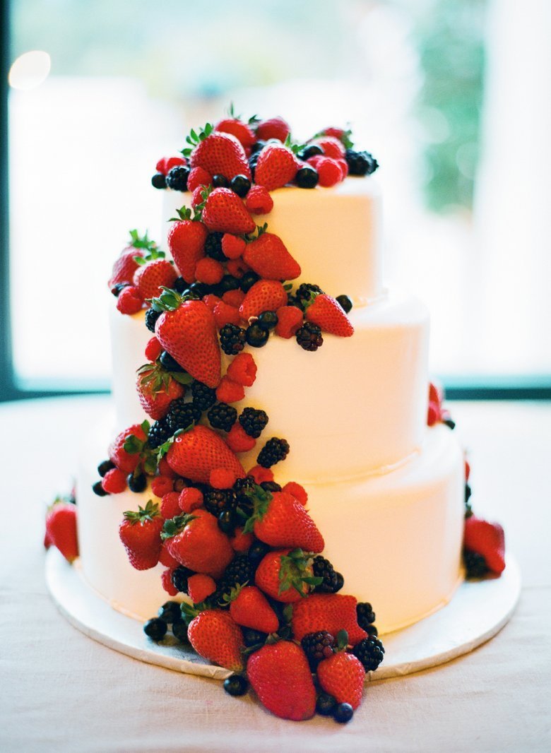 Свадебный торт с фруктами