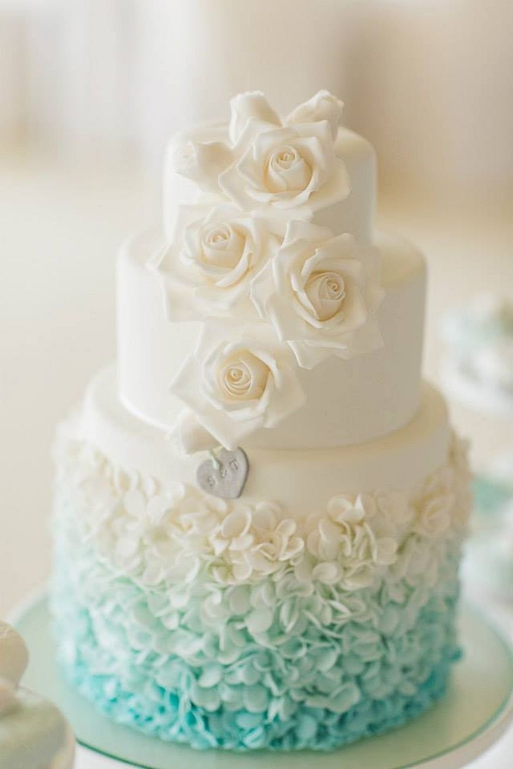 Свадебный торт в нежно голубых тонах