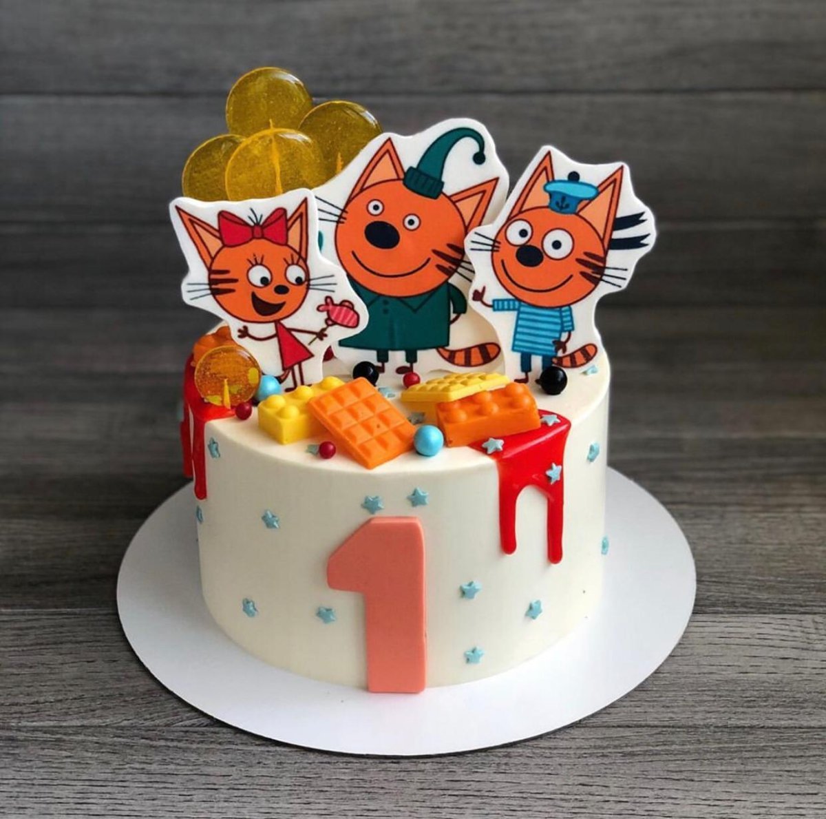Торт с фигуркой собаки