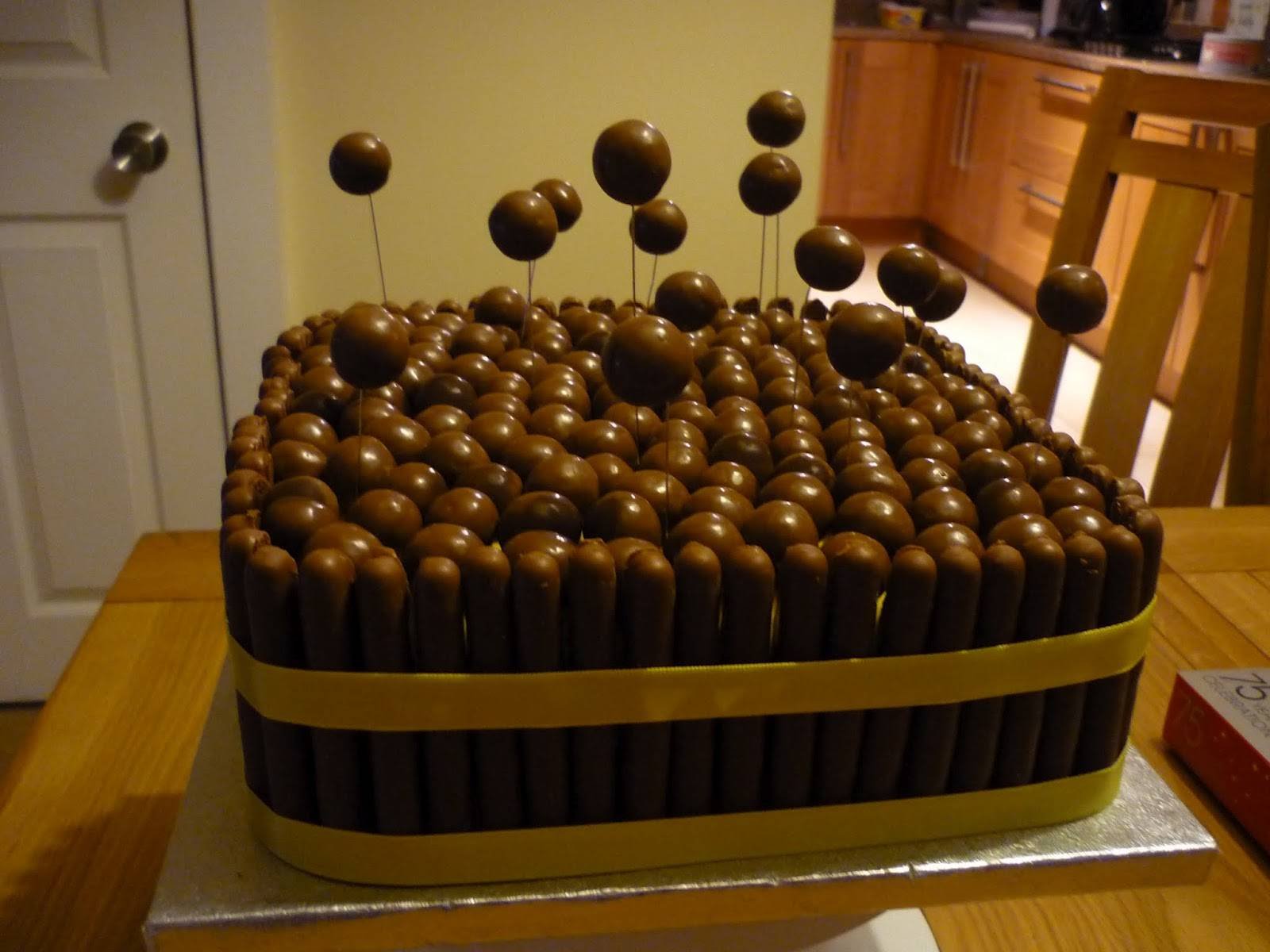 Украсить торт шариками. Украшение торта шоколадными шариками. Торт с шоколадными шарами. Декор торта шоколадными шарами. Торт украшенный шоколадными шариками.