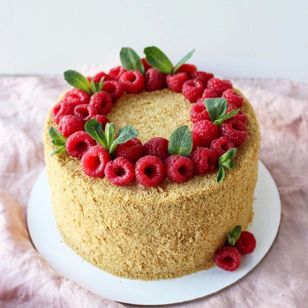 Медовый торт украшенный клубникой