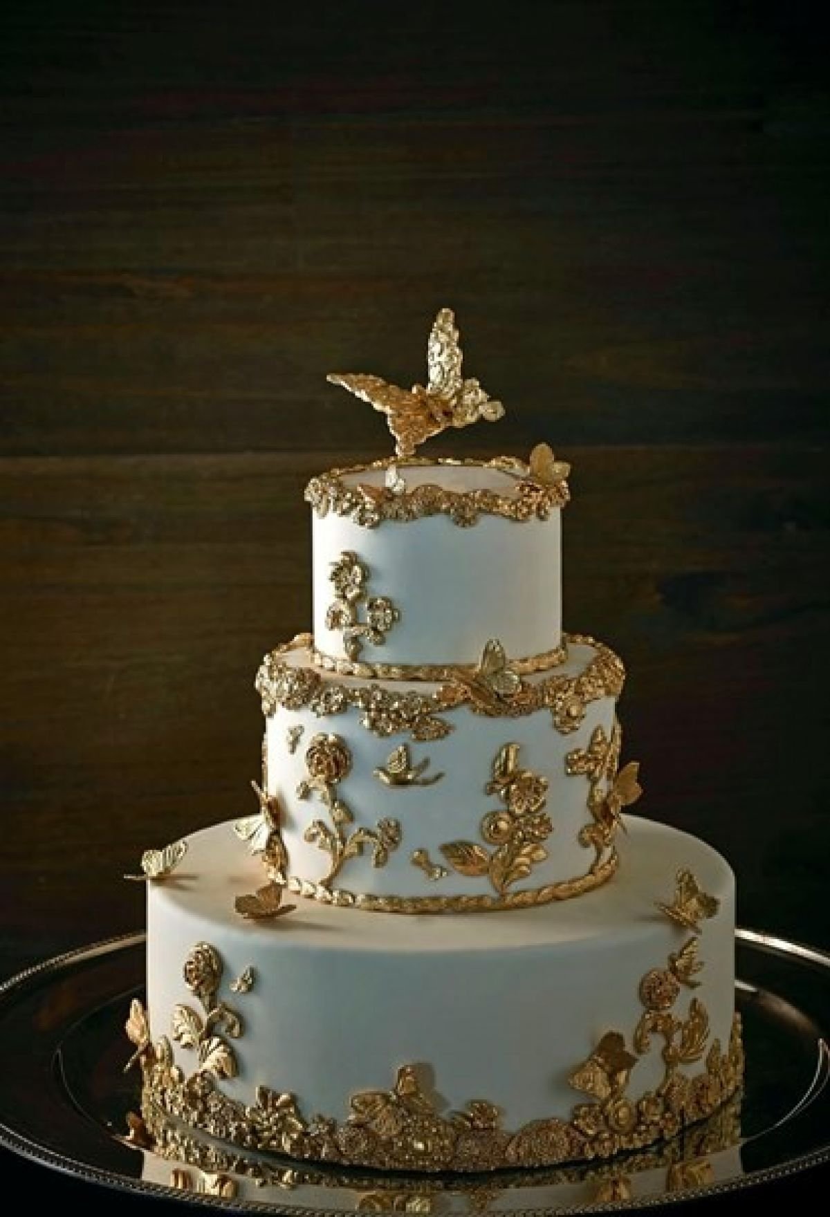 Белый торт с золотыми брызгами