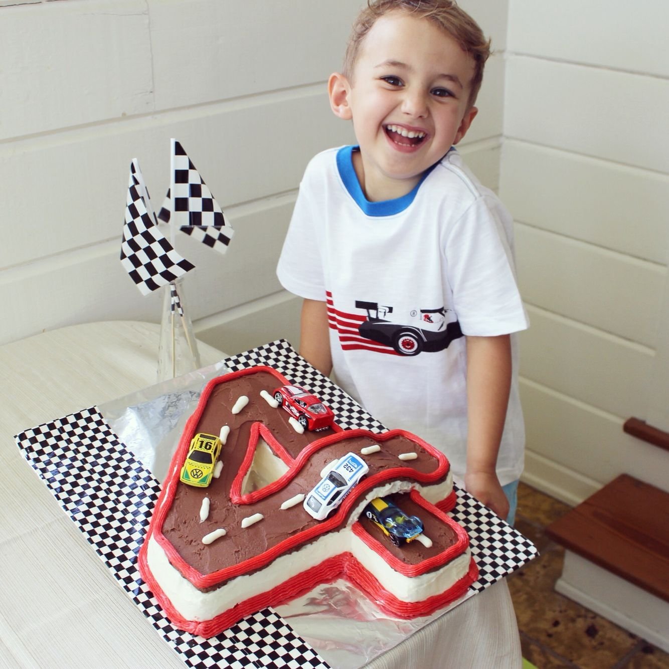 Покажи торт для мальчиков. Торт для мальчика. Тортик на 4 года мальчику. Tort fdlya malchika 4 goda. Торт с гоночной машиной для мальчика.