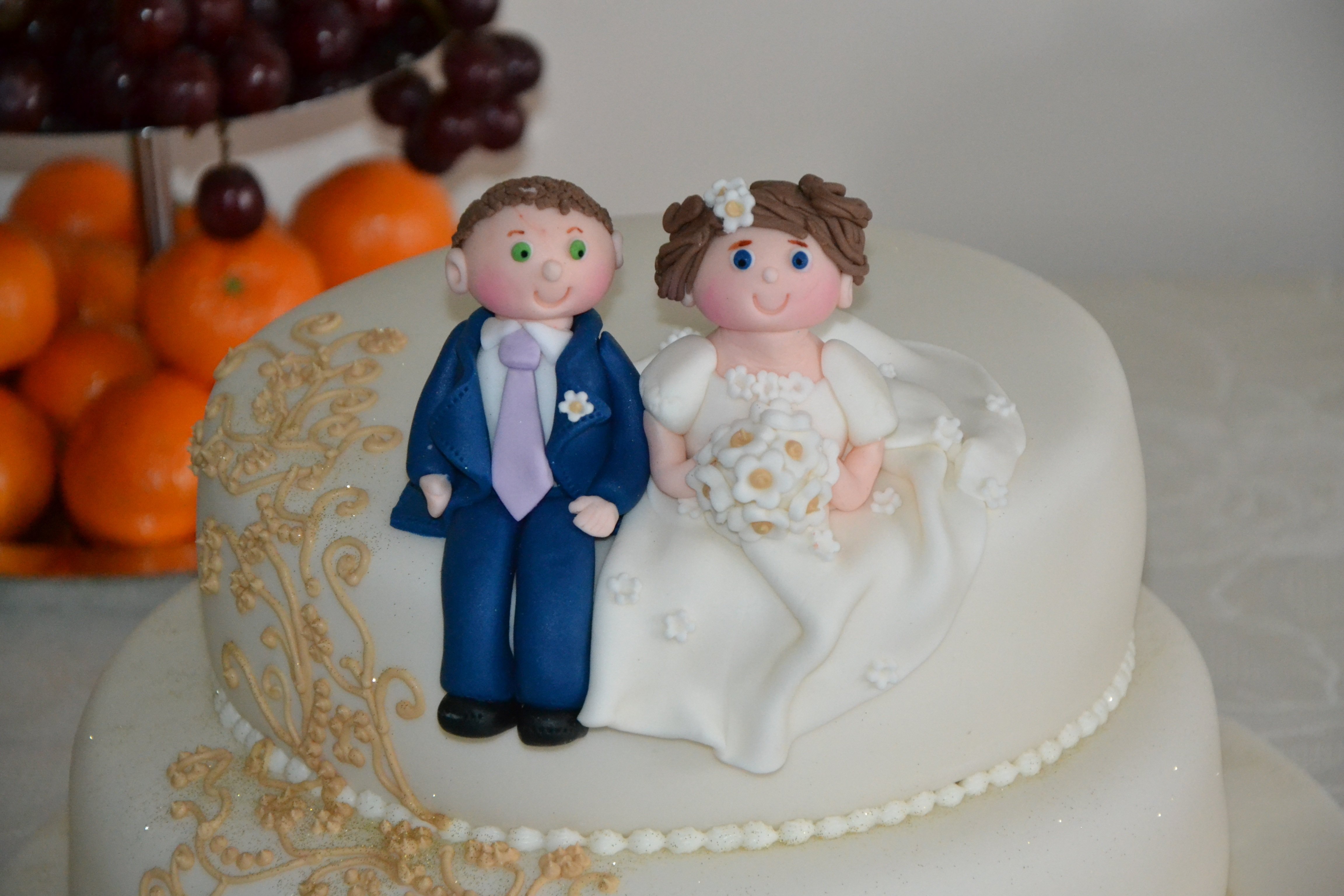 Жених невеста на торт. Свадебный торт одноярусный жених и невеста. Свадебный торт с фигурками жениха и невесты. Свадебный торт с женихом и невестой. Торт с фигурками.
