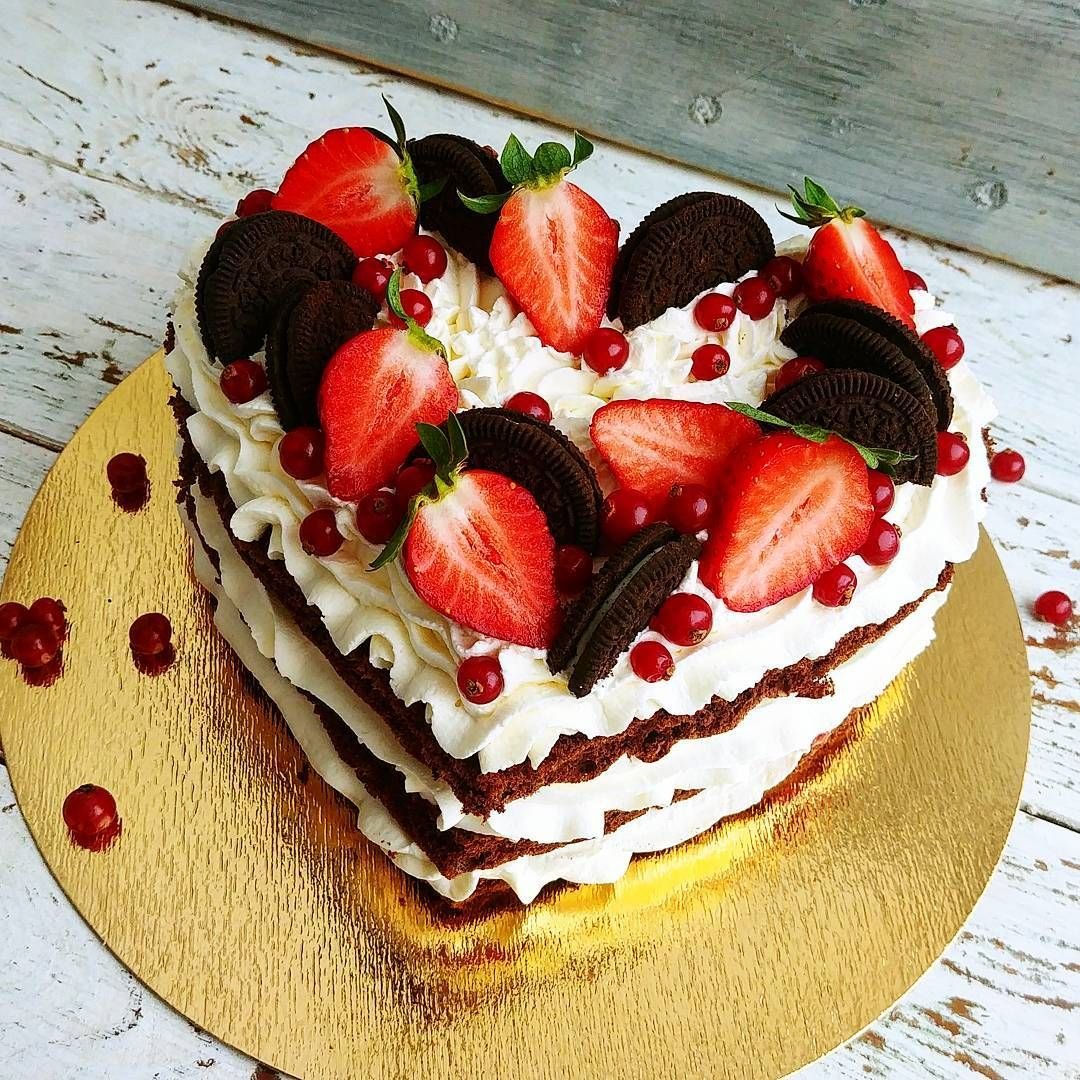 Торт сердечко с клубникой