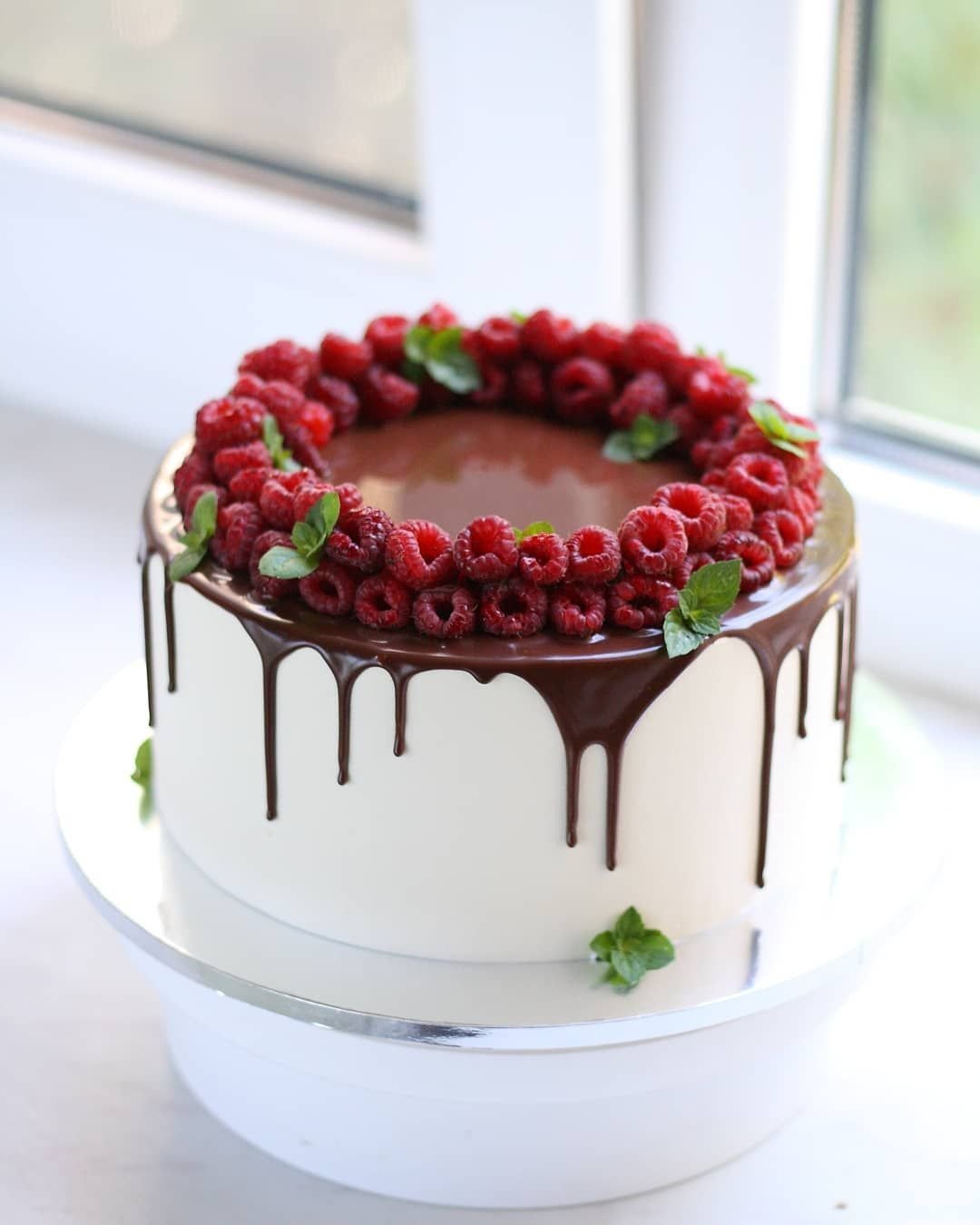 Шоколадный торт с клубникой
