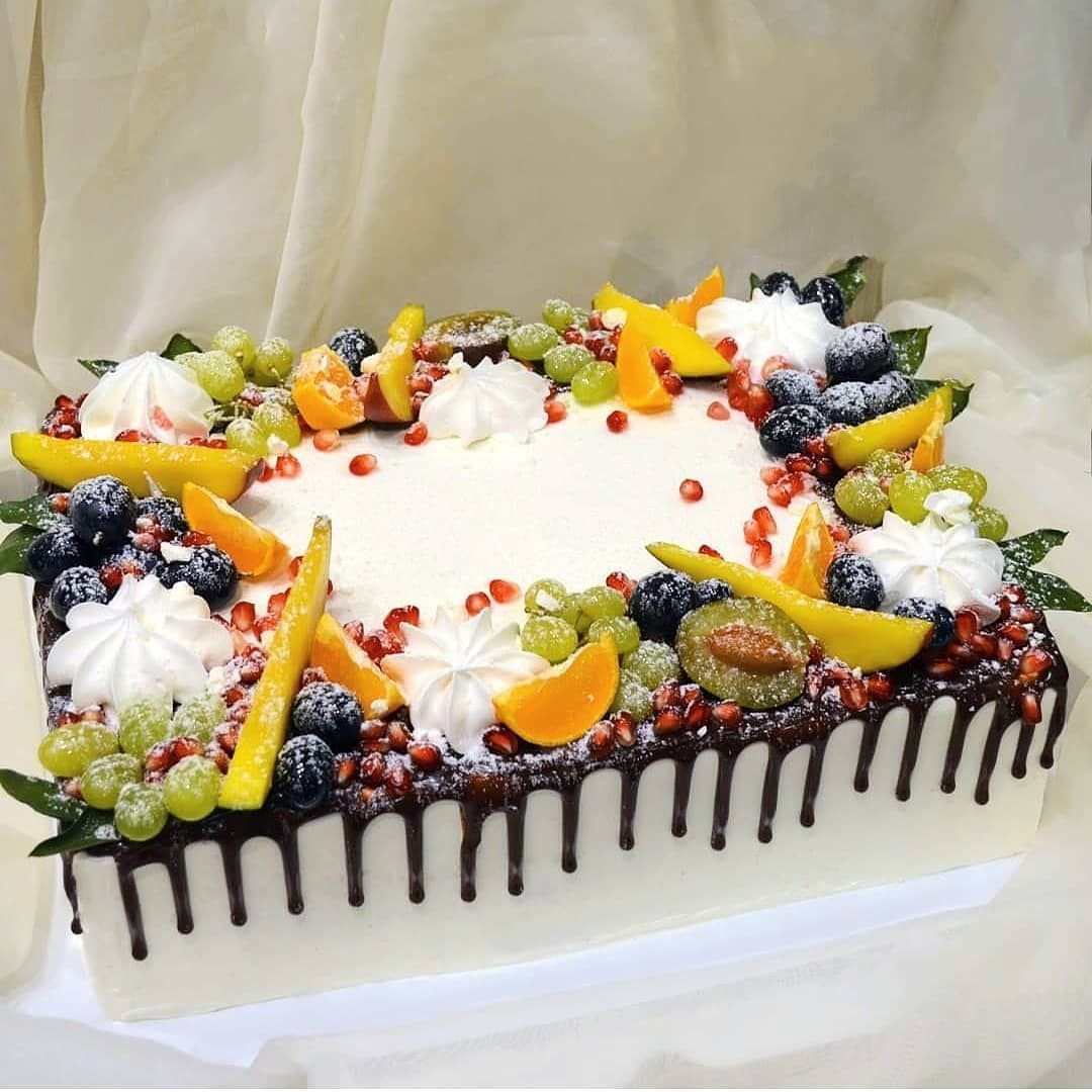 Квадратный торт с фруктами