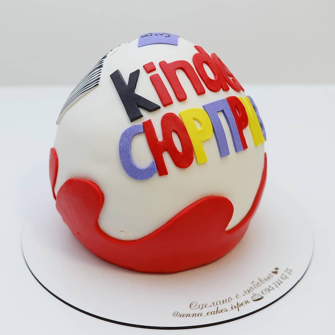 Торт в виде киндера сюрприза