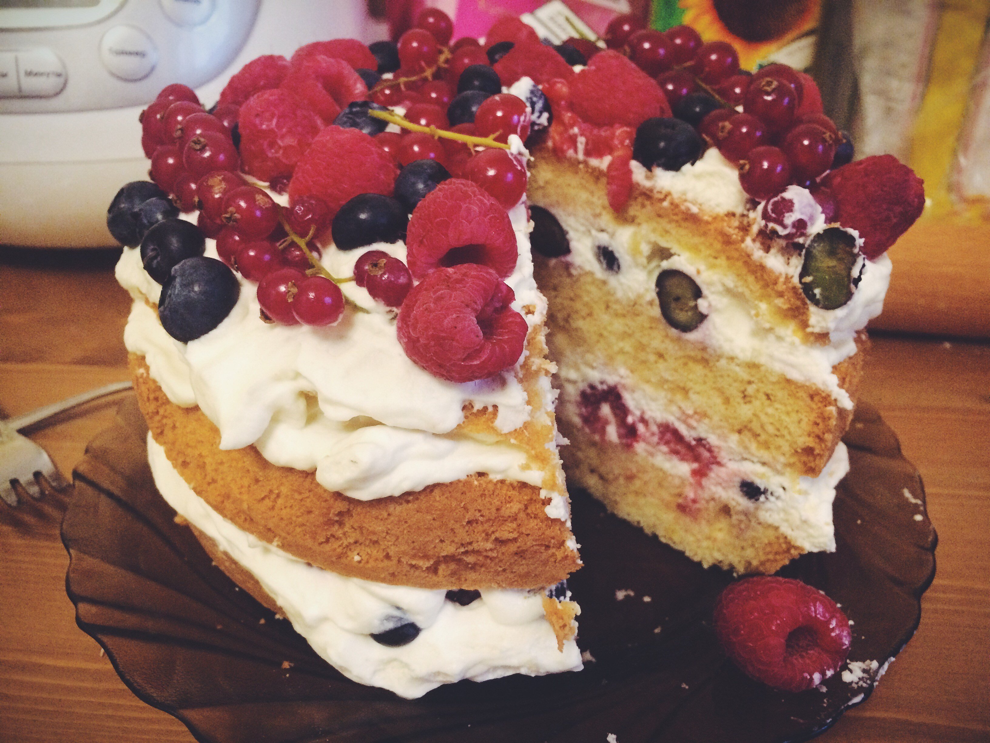 Творожный торт с ягодами. Бисквит с ягодами. Ягодный бисквитный торт. Торт с ягодами и творожным кремом. Бисквит с творожным кремом и ягоды.