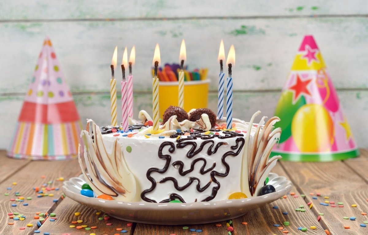 Торт с надписью Happy Birthday