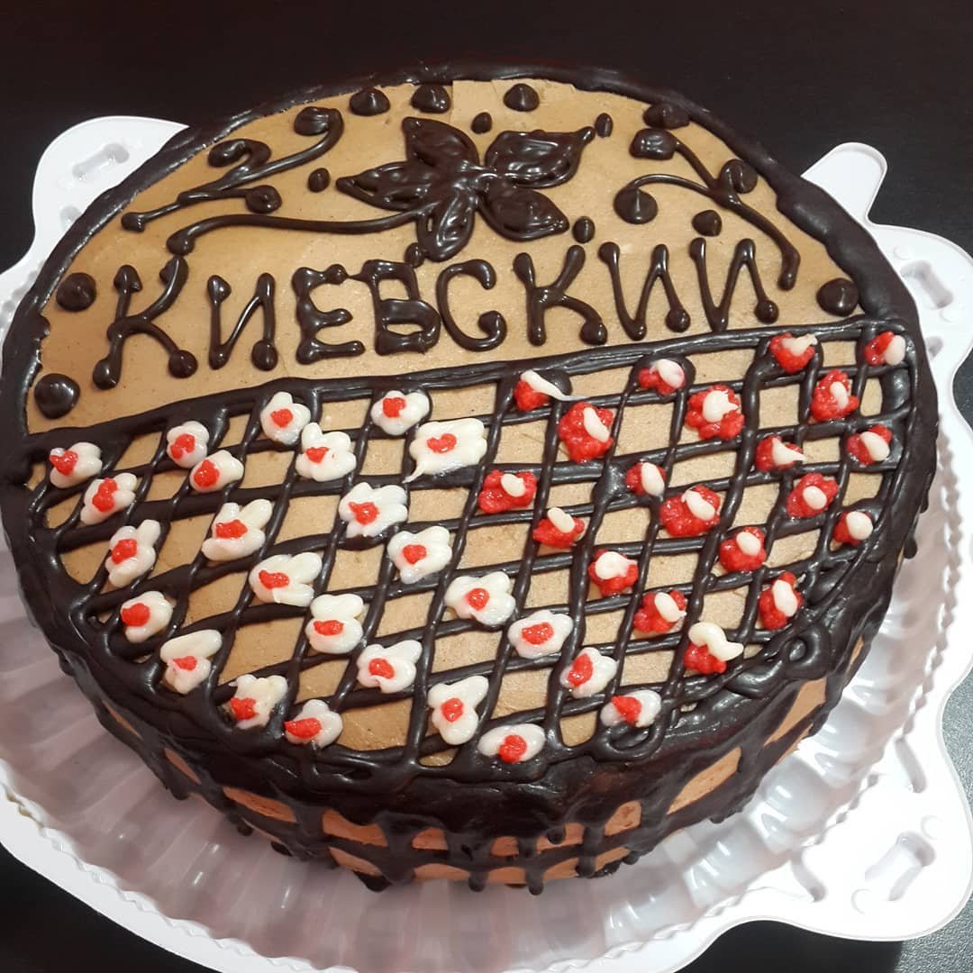 Варианты украшения торта для девушки