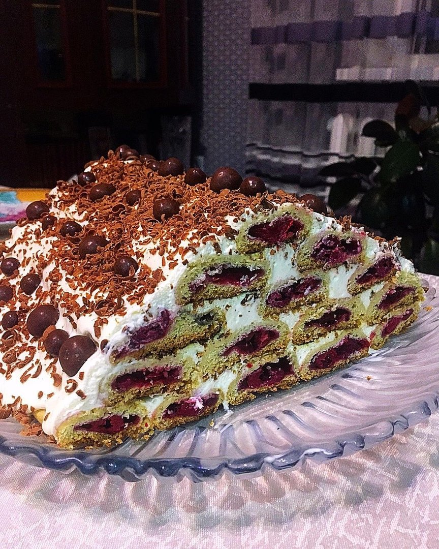 Монастырская изба с вишней