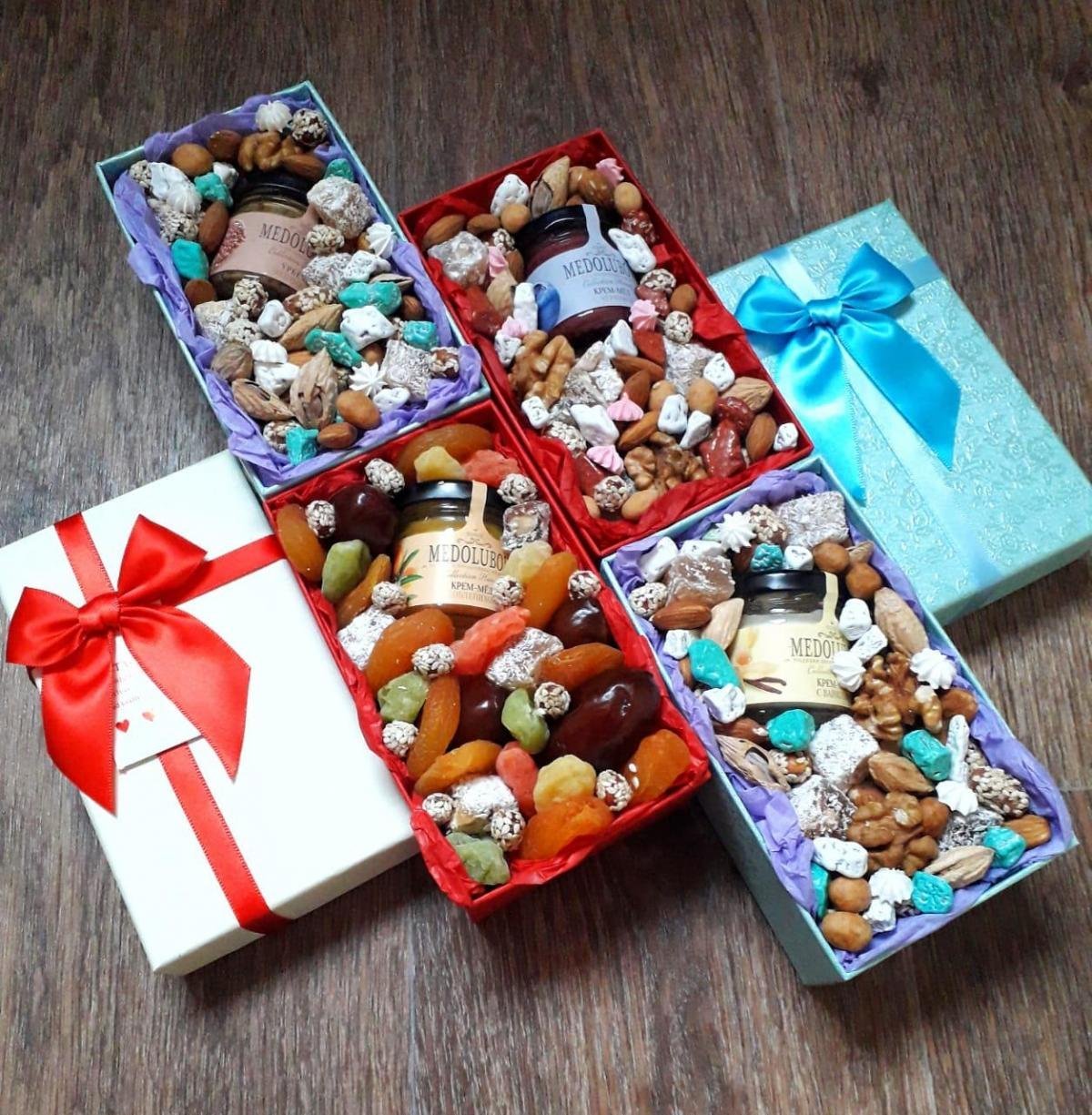 Конфетные букеты в коробках
