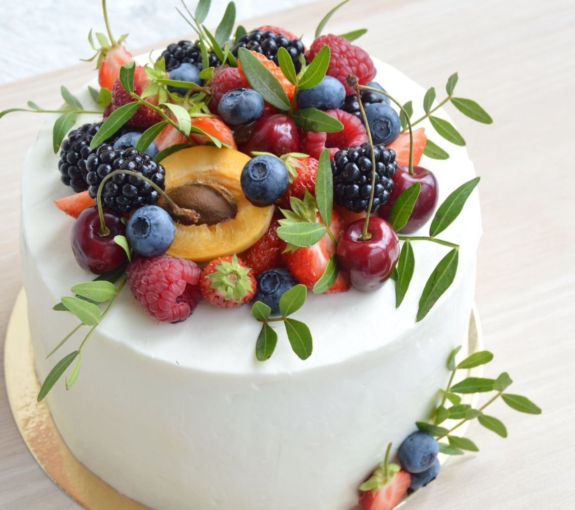 Прямоугольный торт с ягодами