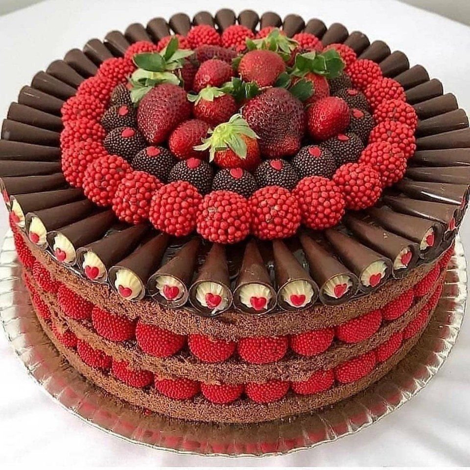 Украшениеиторта клубникой