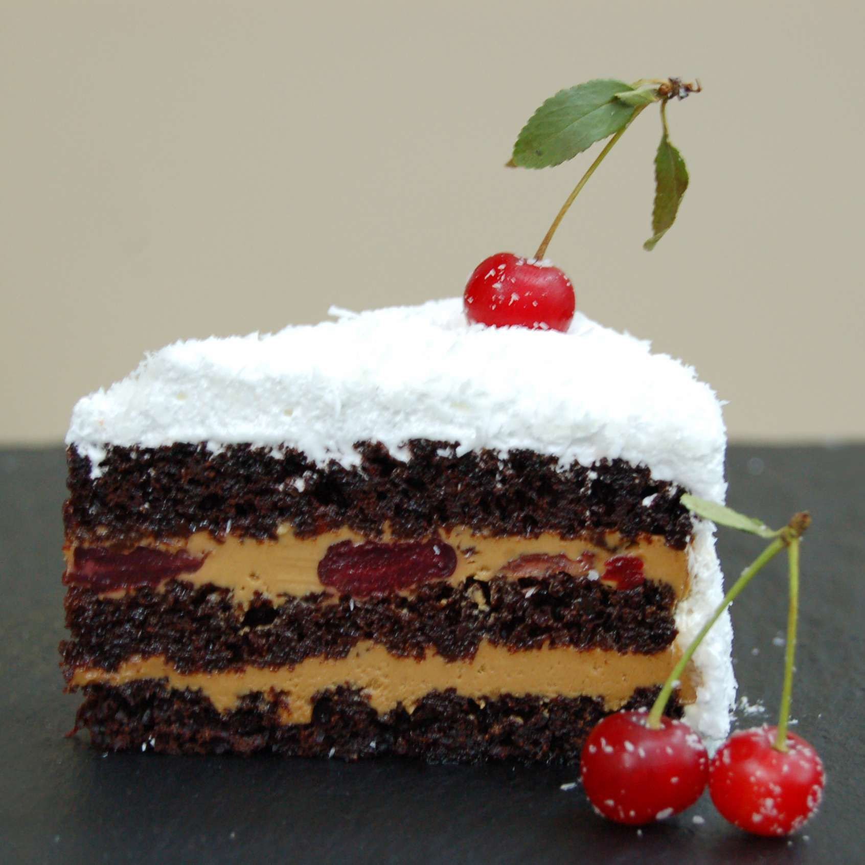 зимняя вишня торт рецепт с вареной сгущенкой и белковым кремом | Дзен