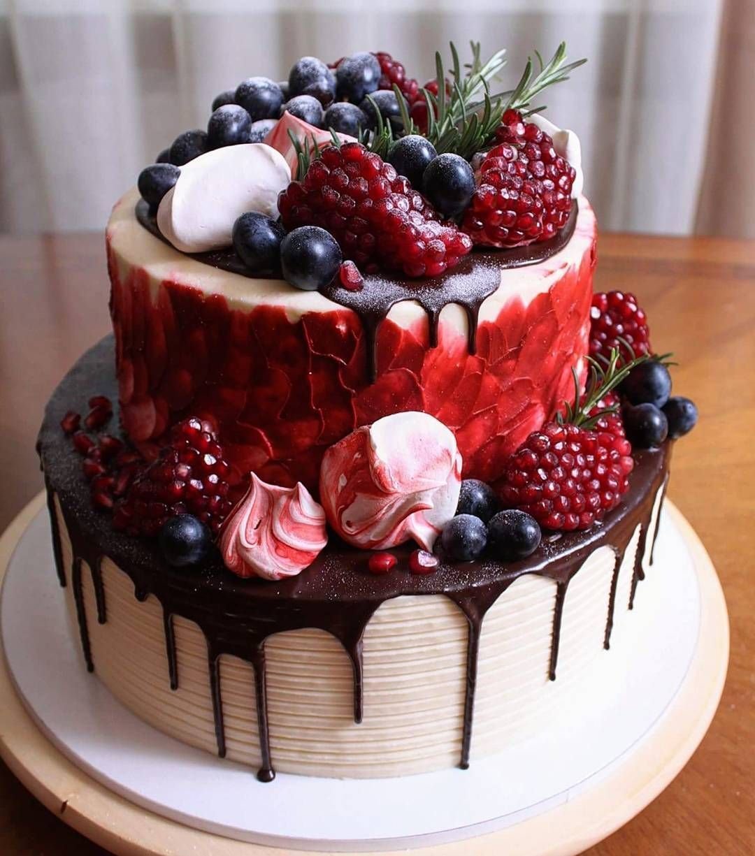 Торт с лицом и ягодами