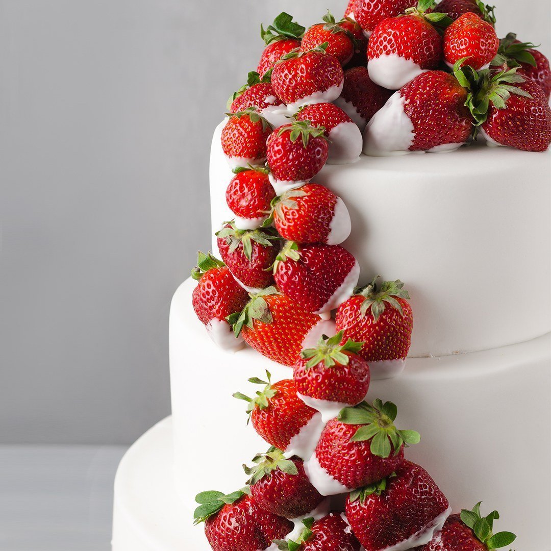 Белый свадебный торт с ягодами