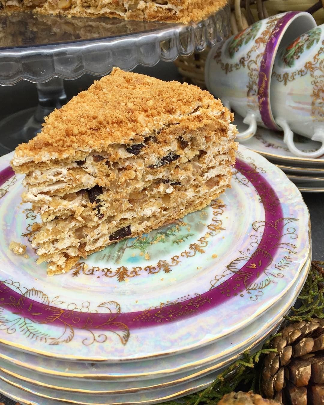 Королевский медовик с черносливом и орехами