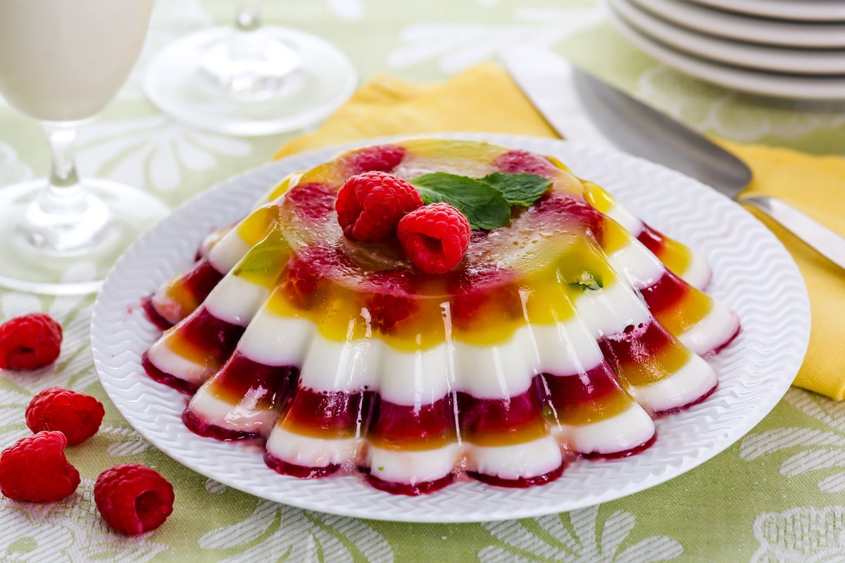 Торт с желейной заливкой и фруктами