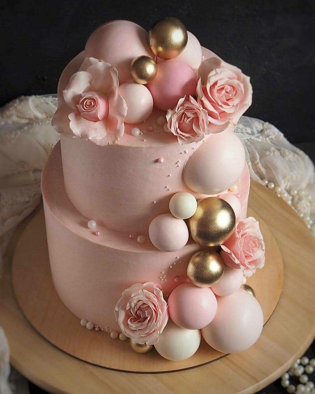 Торт с шарами и цветами